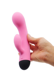 Zucchero Sfilato, vibratore rabbit rosa di MySecretCase, con design soffice e dolce come un marshmallow. Stimola contemporaneamente pareti vaginali e clitoride per un’esperienza di piacere totale