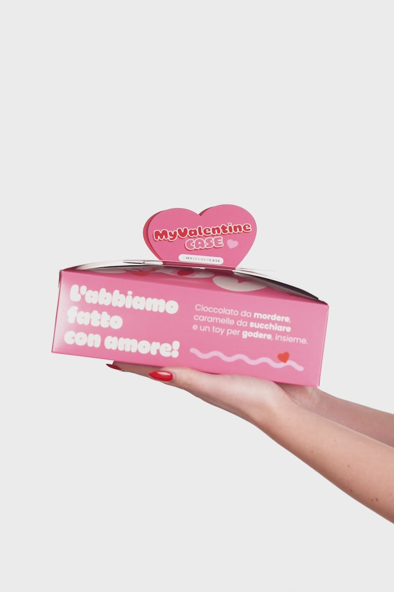 Kit regalo di San Valentino MyValentineCase - Tinky di MySecretCase con cioccolata fondente, caramelle provocanti e vibratore punto G con succhia clitoride, per una serata intensa e sensuale.