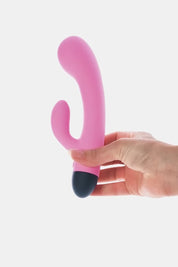 Zucchero Sfilato, vibratore rabbit rosa di MySecretCase, con design soffice e dolce come un marshmallow. Stimola contemporaneamente pareti vaginali e clitoride per un’esperienza di piacere totale