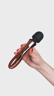 Vibratore wand Wand(a) di MySecretCase con testina vibrante, 10 modalità di vibrazione, design elegante in nero e rosa, ideale per stimolare il clitoride, rilassare i muscoli e godersi massaggi intensi.